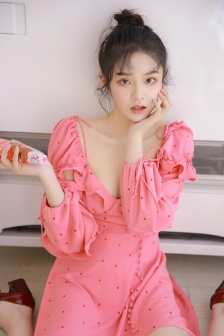 年轻的女学生在线